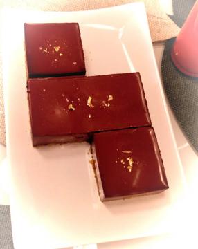 Tortino di cioccolato con mele allo zafferano