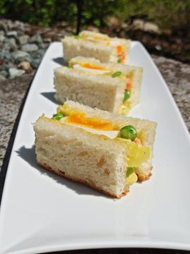 Tramezzino con pane giapponese ed insalata russa