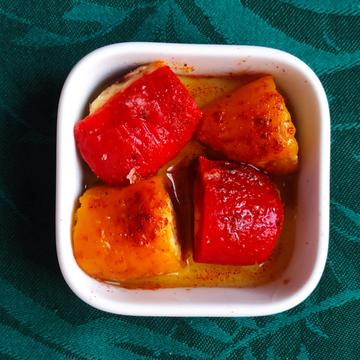 Crema di ceci all'orientale con involtini di peperone