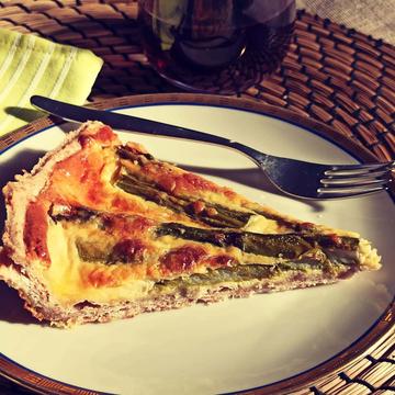 Crostata di pasta sfoglia con asparagi, caprino e dragoncello
